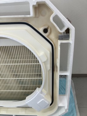 大田区にあるクリニックさんのエアコン分解洗浄と床洗浄ワックス　パート①サムネイル